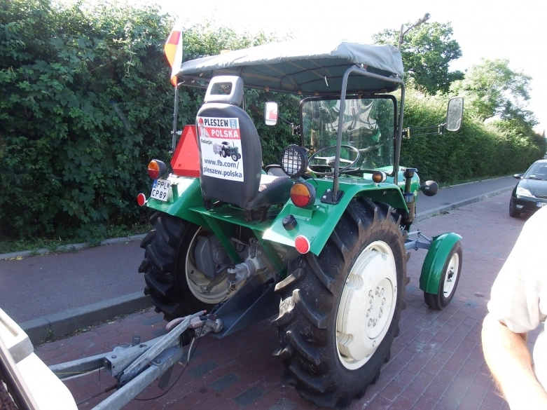 Podróżuje przez Polskę traktorem z przyczepą kempingową